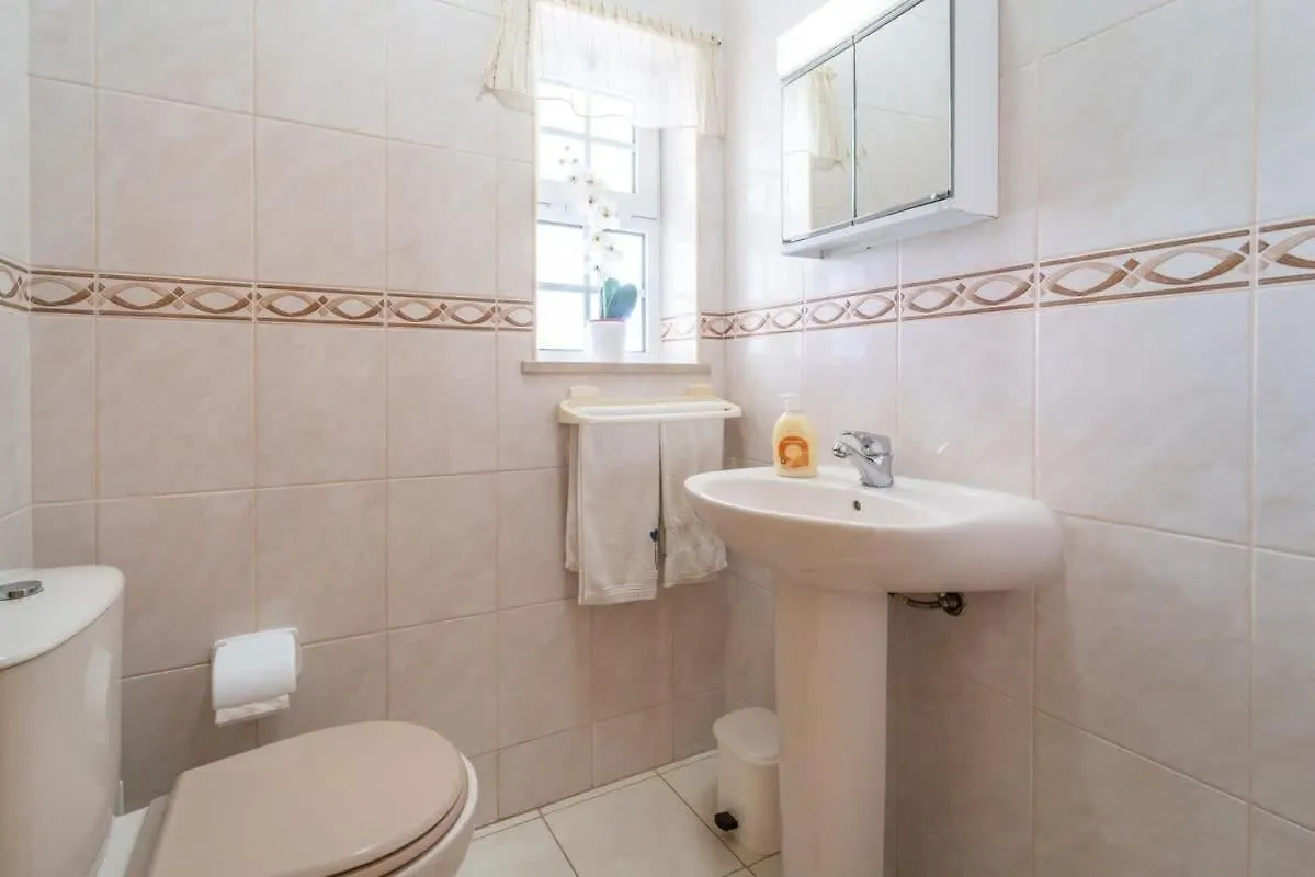 Villa Mina - Large House Sleeps 9, Walk To Beach, Golf And Shops Guia  Holiday home Guia (Faro)