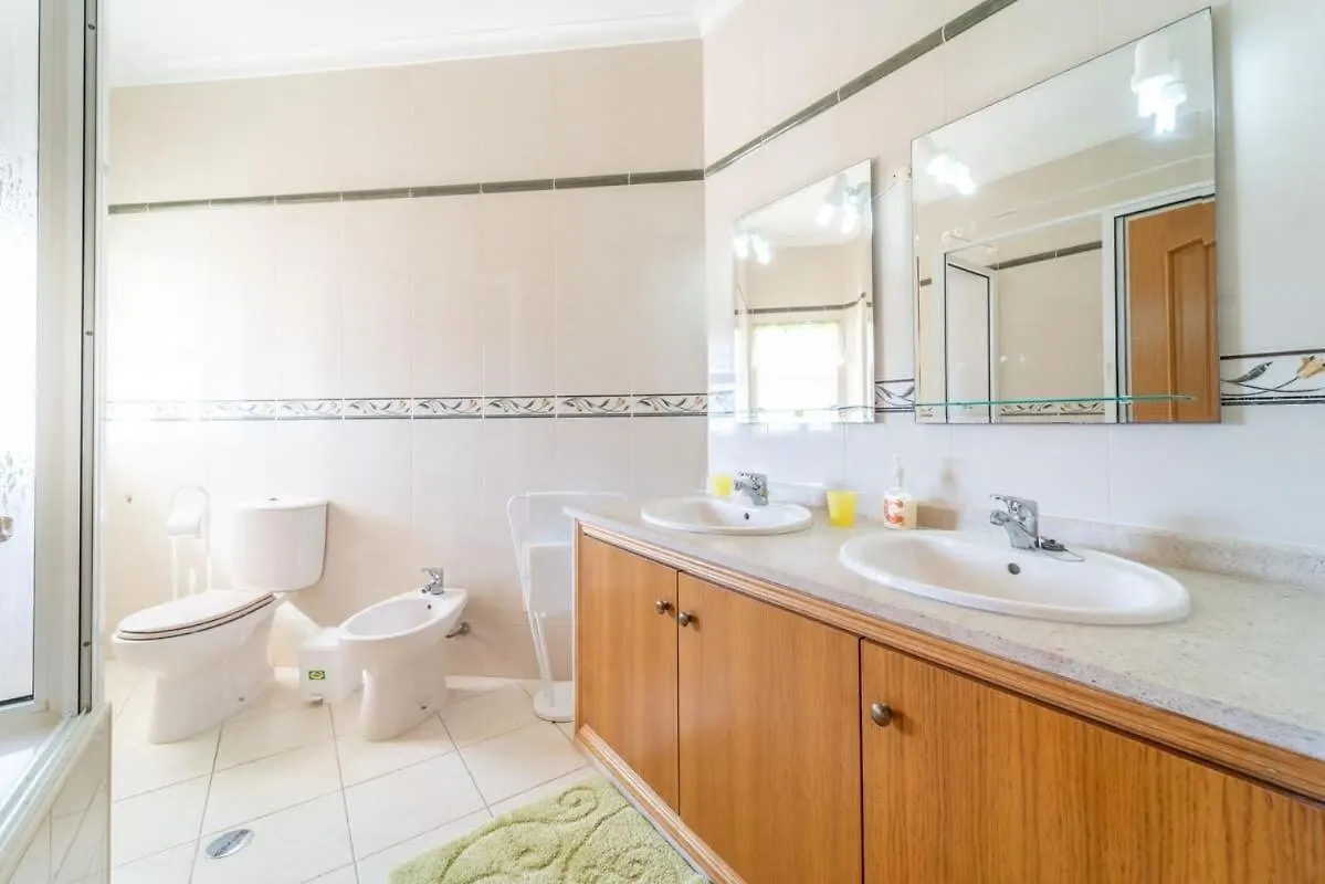 Villa Mina - Large House Sleeps 9, Walk To Beach, Golf And Shops Guia  Holiday home