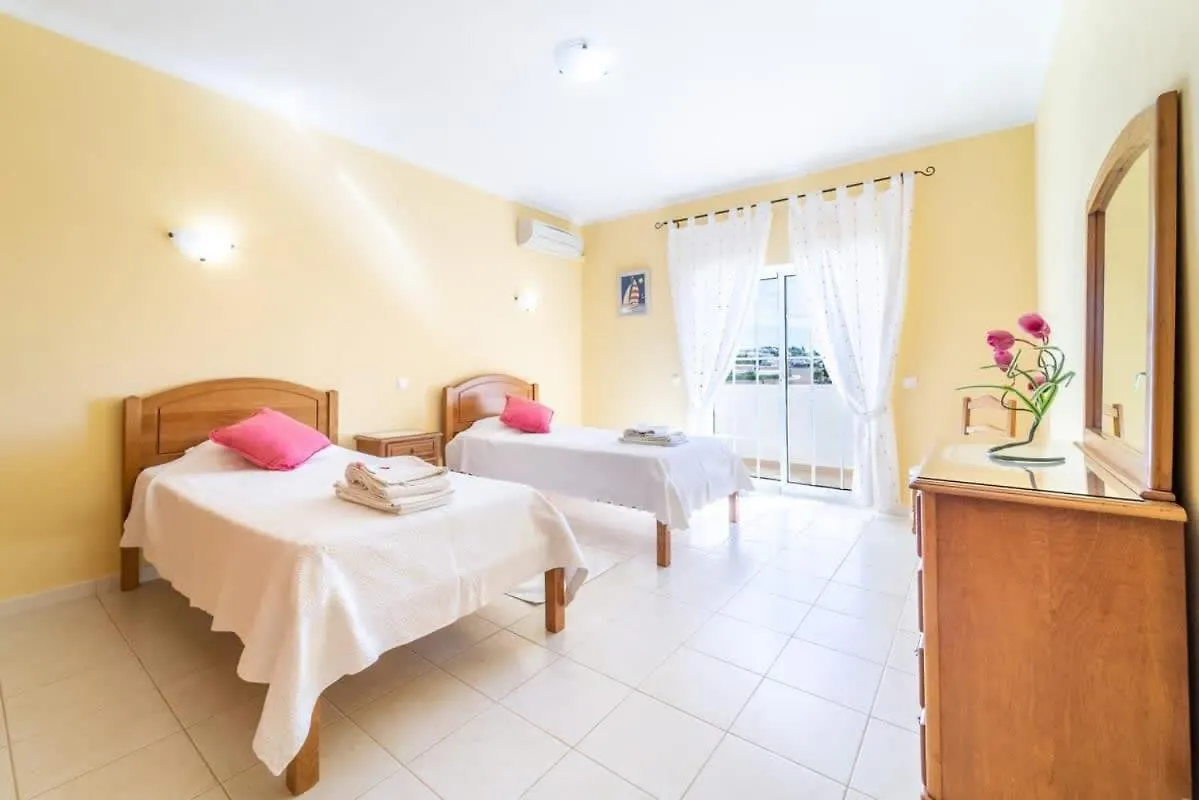 Villa Mina - Large House Sleeps 9, Walk To Beach, Golf And Shops Guia  0*, Guia (Faro)