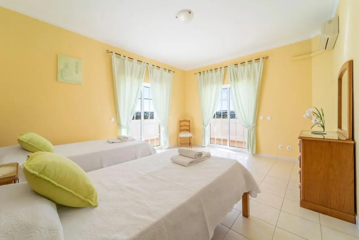 Villa Mina - Large House Sleeps 9, Walk To Beach, Golf And Shops Guia