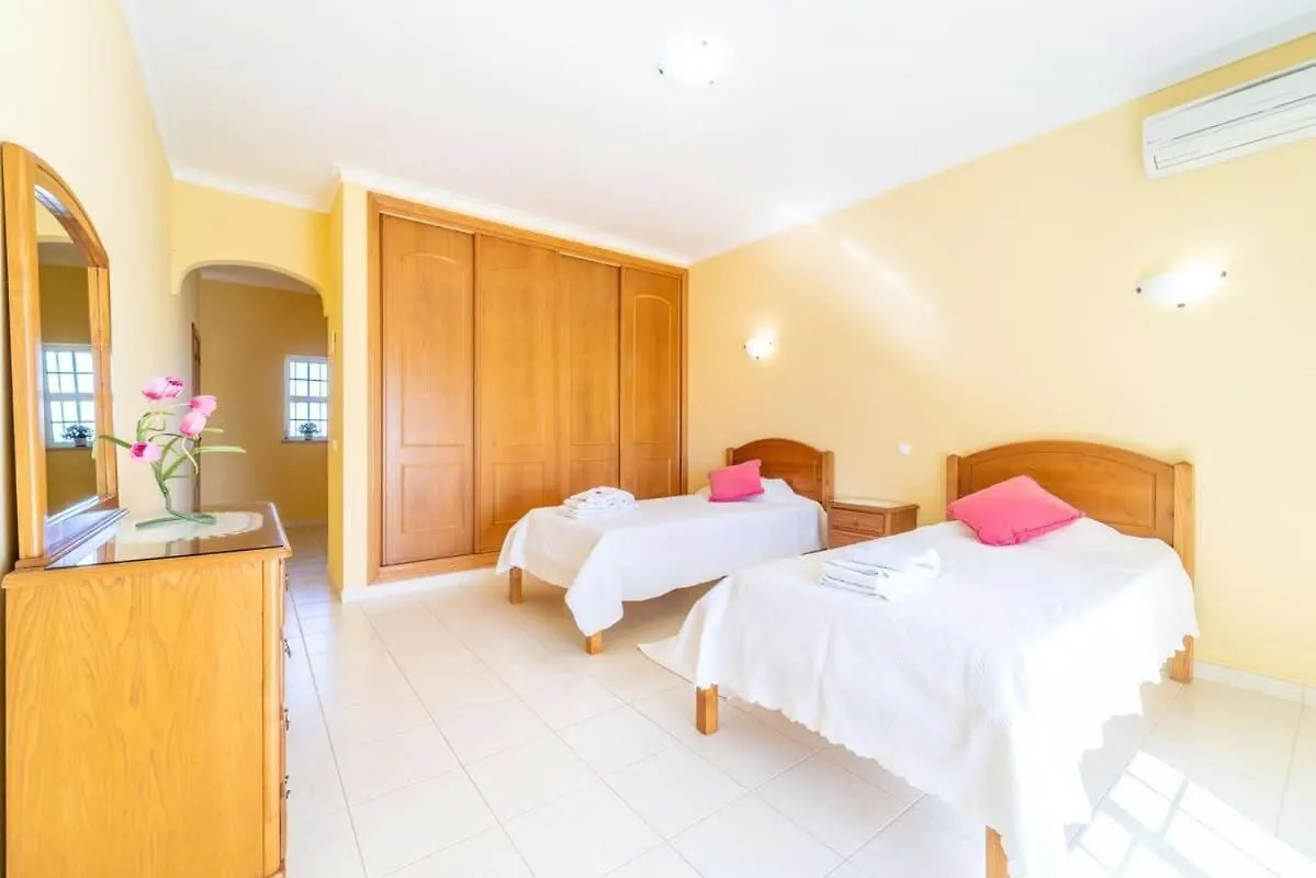 Villa Mina - Large House Sleeps 9, Walk To Beach, Golf And Shops Guia  Πορτογαλία