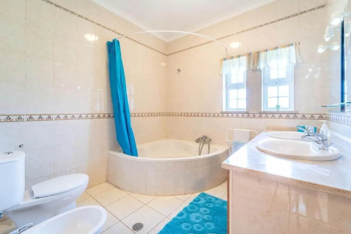 Villa Mina - Large House Sleeps 9, Walk To Beach, Golf And Shops Guia  0*, Guia (Faro) Πορτογαλία